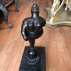 GORDA DESNUDA SOBRE ESFERA