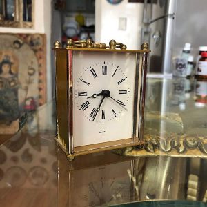 RELOJ DORADO CON MANIJA SUPERIOR