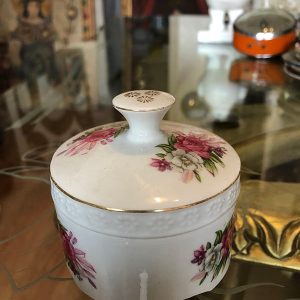 COFRE CON FLORES ROJAS