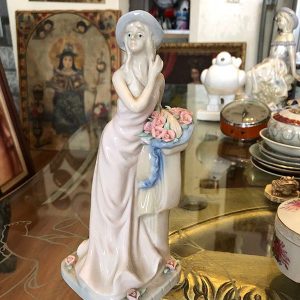 SE?ORITA CON FLORES ROSADAS