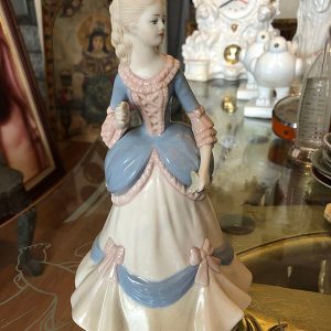 DAMA CON VESTIDO ROSADO AZUL Y BLANCO