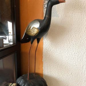 PAJARO NEGRO CON ALAS PLATEADAS Y DORADAS