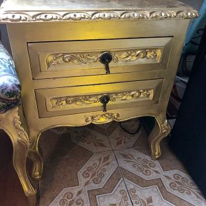 MESA DORADA EN MADERA 2 CAJONES