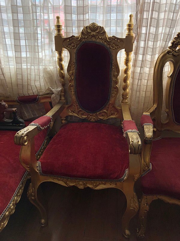 087.jpg SILLA DORADA CON TELA ROJA - BRAZOS LARGOS - Image 1