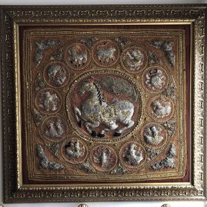 CABALLO REPUJADO CON 12 ADORNOS ALREDEDOR