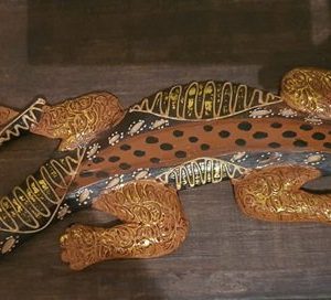 LAGARTIJA EN MADERA, DECORADA