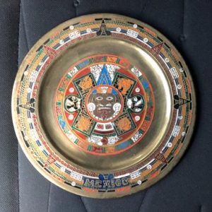 PLATO DECORATIVO EN BRONCE, MOTIVO AZTECA, PINTADO
