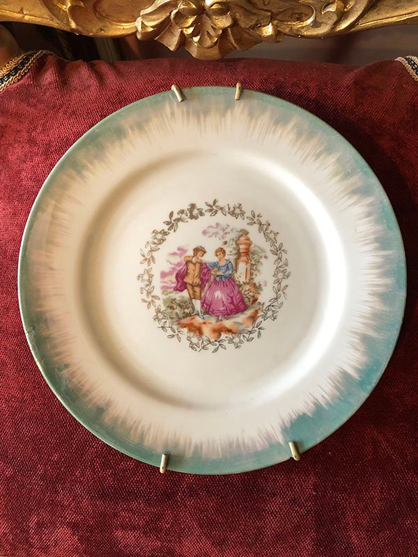 120.jpg PLATO CON BORDE VERDE CON PAREJA CAMINANDO - Image 1