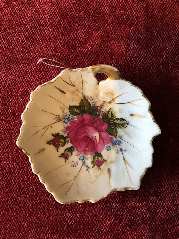 121.jpg PLATO EN FORMA DE HOJA CON FLOR ROJA - Image 1