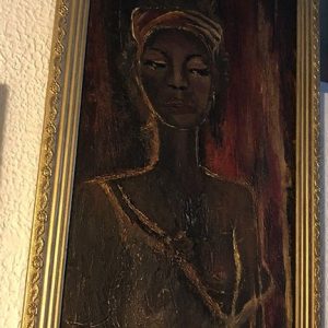 NEGRA CON FONDO ROJO