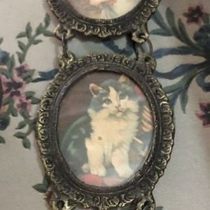 DOS CUADROS MARCO EN BRONCE UNO CON GATO NEGRO Y BLANCO