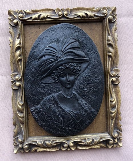 159-e1576036668408.jpg SE?ORA TALLADA EN METAL NEGRO CON MARCO EN MADERA - Image 1