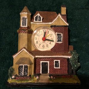 RELOJ EN MEDIO DE CASA