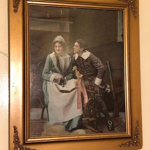 PAREJA ELLA ESCRIBE EN UN LIBRO Y SU PIE SOBRE UNA RUECA