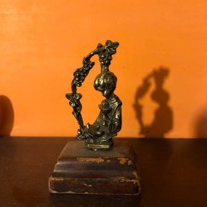 NI?O HACIENDO LA COMUNION CON UVAS