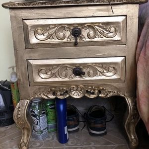 MESA DE NOCHE DORADA CON 2 CAJONES