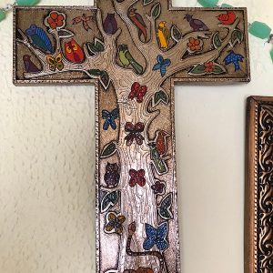 CRUZ REPUJADA METALICA CON AVES DE COLORES