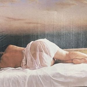 MUJER DESNUDA CON VENTANA EN FRENTE