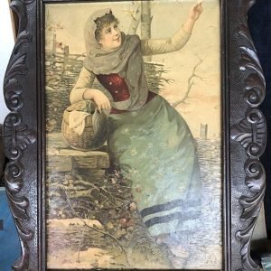 PERSONAJE EUROPEO MUJER  CODO EN CANASTA