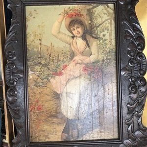 MUJER CON MANOJO DE FLORES Y SOMBRERO