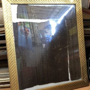 MARCO DORADO CON TELAS DESALINEADAS