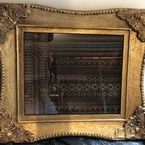 MARCO DORADO CON TELAS ORGANIZADOS