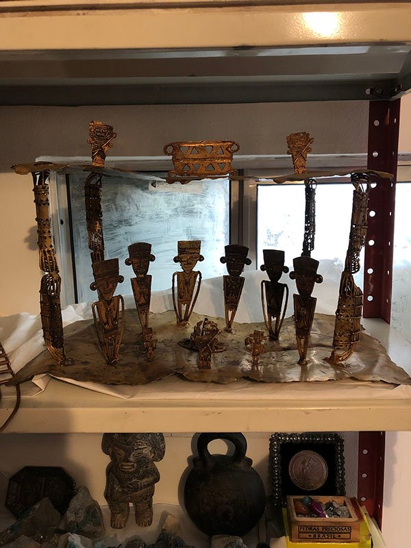 310.jpg CABILDO CON 6 INDIGENAS Y 3 PEQUE?OS EN EL CENTRO - Image 1