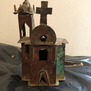 IGLESIA CON PUERTA EN TRIANGULO