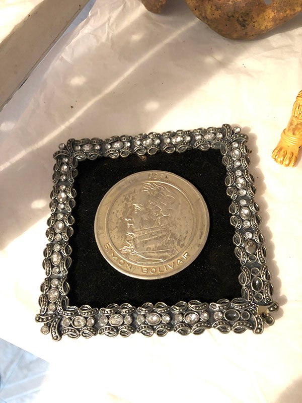 318.jpg MONEDA ENMARCADA EN PLATA DE SIMON BOLIVAR - Image 1