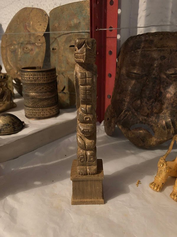 324.jpg ESTATUA DE COCODRILO Y ENCIMA UN LORO - Image 1