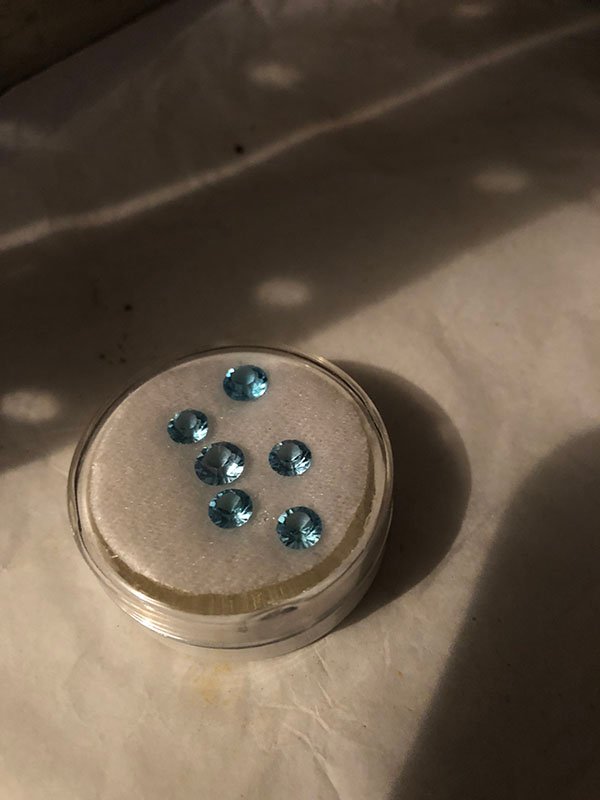 337.jpg ESTUCHE PEQUE?O REDONDO BLANDO CON 6 PIEDRAS AGUAMARINA - Image 1