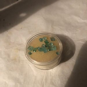 MINI ESTUCHE BLANCO REDONDO CON 16 ESMERALDAS