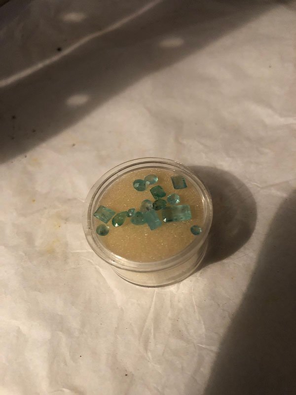 339.jpg MINI ESTUCHE BLANCO REDONDO CON 16 ESMERALDAS - Image 1