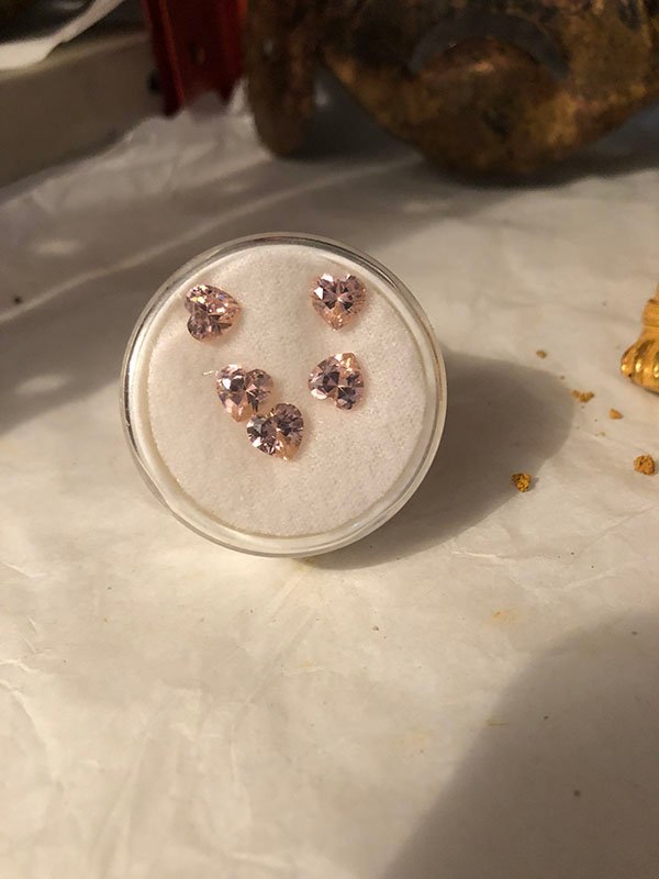 340.jpg ESTUCHE PEQUE?O REDONDO BLANDO CON 5 PIEDRAS DE ROSA - Image 1