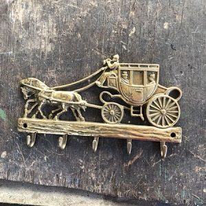 COLGADOR DE LLAVES CARROZA Y CABALLO DORADO