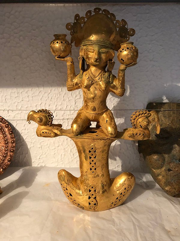 357.jpg ORADOR CON JARRONES EN LAS MANOS Y DOS AVES A LOS LADOS - Image 1