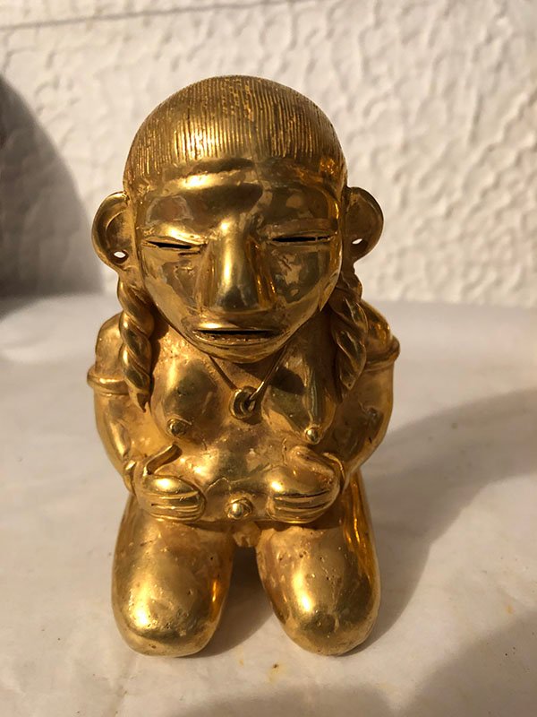 362.jpg SE?ORA CON TRENZAS ARRODILLADA COGIENDOSE EL ESTOMAGO - Image 1