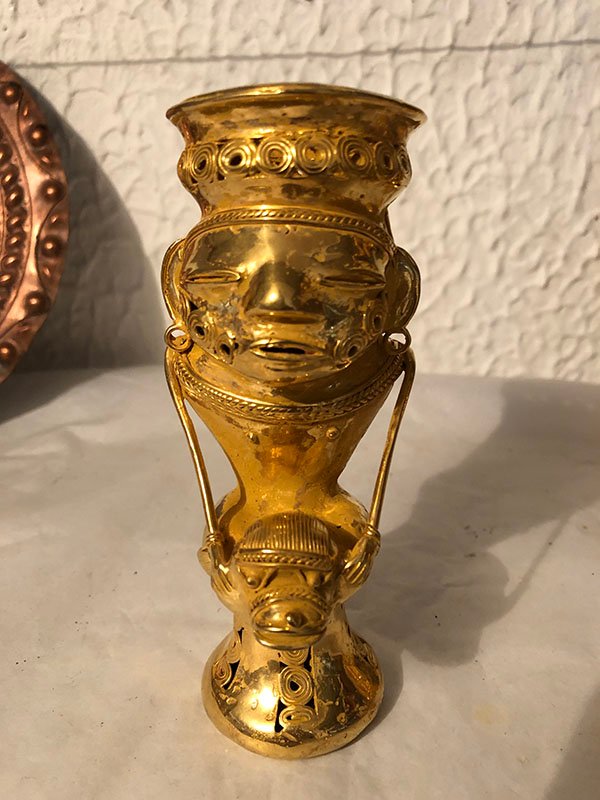 363.jpg HOMBRE COGIENDO A MONO DE LAS OREJAS - Image 1