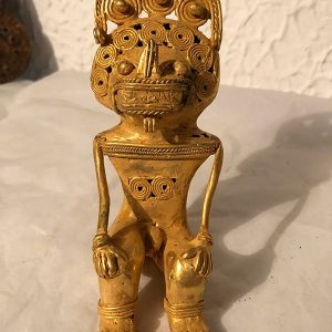 ANIMAL SENTADO TOCANDOSE LAS RODILLAS