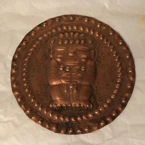 PLATO EN BRONCE CON FIGURA EN EL CENTRO