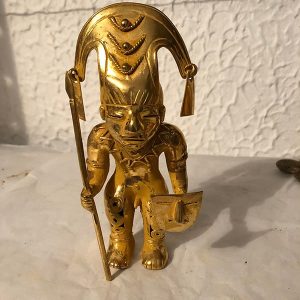 HOMBRE CON LANZA Y ESCUDO DE ROSTRO