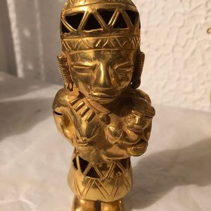 MUJER AMAMANTANDO A HIJO