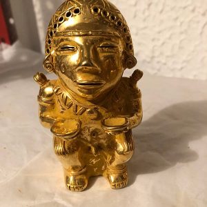 HOMBRE CON PLATOS EN LAS MANOS Y DOS BOLAS EN LOS HOMBROS