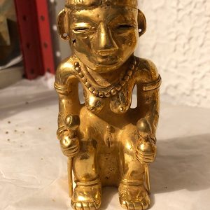 MUJER CON DOS BASTONES DE MANDO