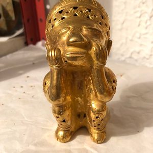 HOMBRE EN CUNCLILLAS COGIENDOSE LOS CACHETES