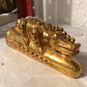 COCODRILO ENCIMA DE PUNTA DE ESTUCHE