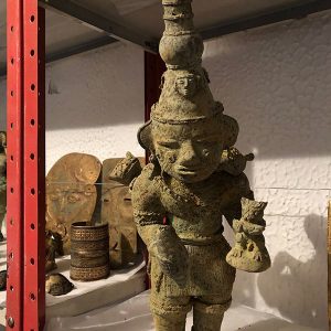 HOMBRE CON MAZORCA Y MICO COMIENDO MAZORCA Y ANIMALES EN ESPALDA