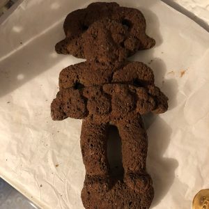 INDIO CARGANDOALGO CON LAS DOS MANOS (COLOR CAQUI)