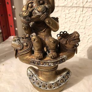 MONO COMIENDO MAZORCA CON DRAGONES A LOS LADOS