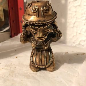 ARRODILLADA CARGANDO CANTARO DE AGUA EN LA CABEZA